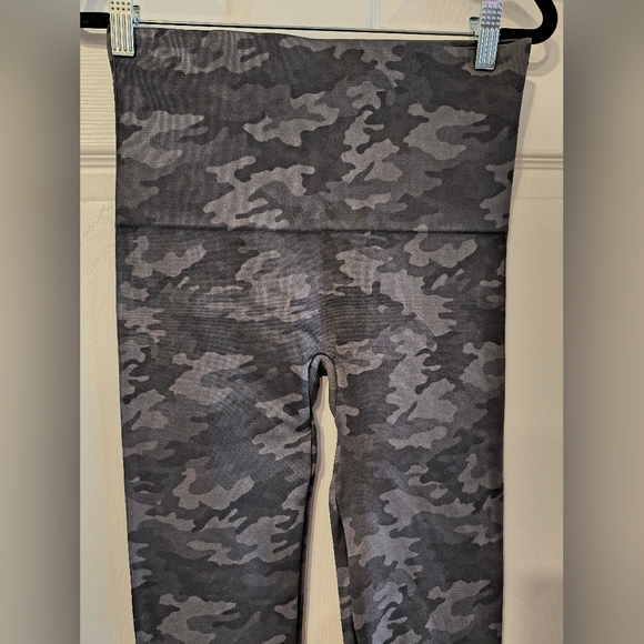 Spanx Cropped Camo Sz XL Leggings - Picture 7 of 9